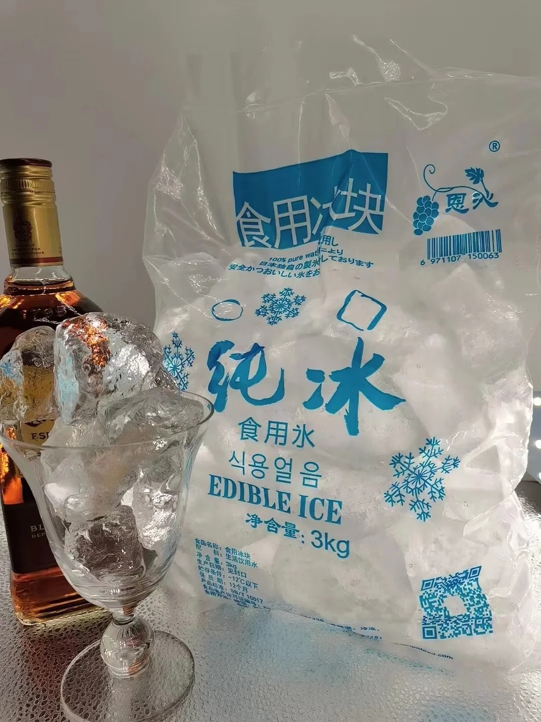 诸暨冰极制冰厂家直销：降温冰块、食用冰块及干冰任您选
